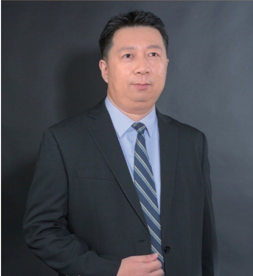 雷健老师形象照